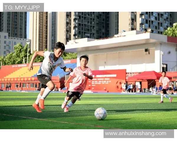 在绿茵场上奔跑的梦想与激情之旅