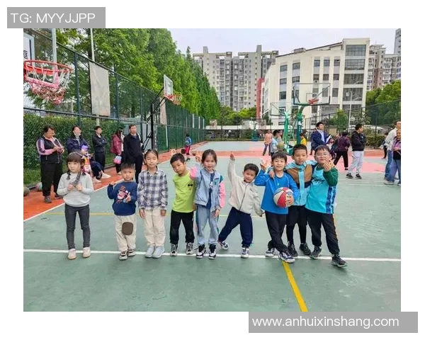 夭夭在阳光下奔跑着，足球在脚下飞舞，梦想与快乐交织的美好时光